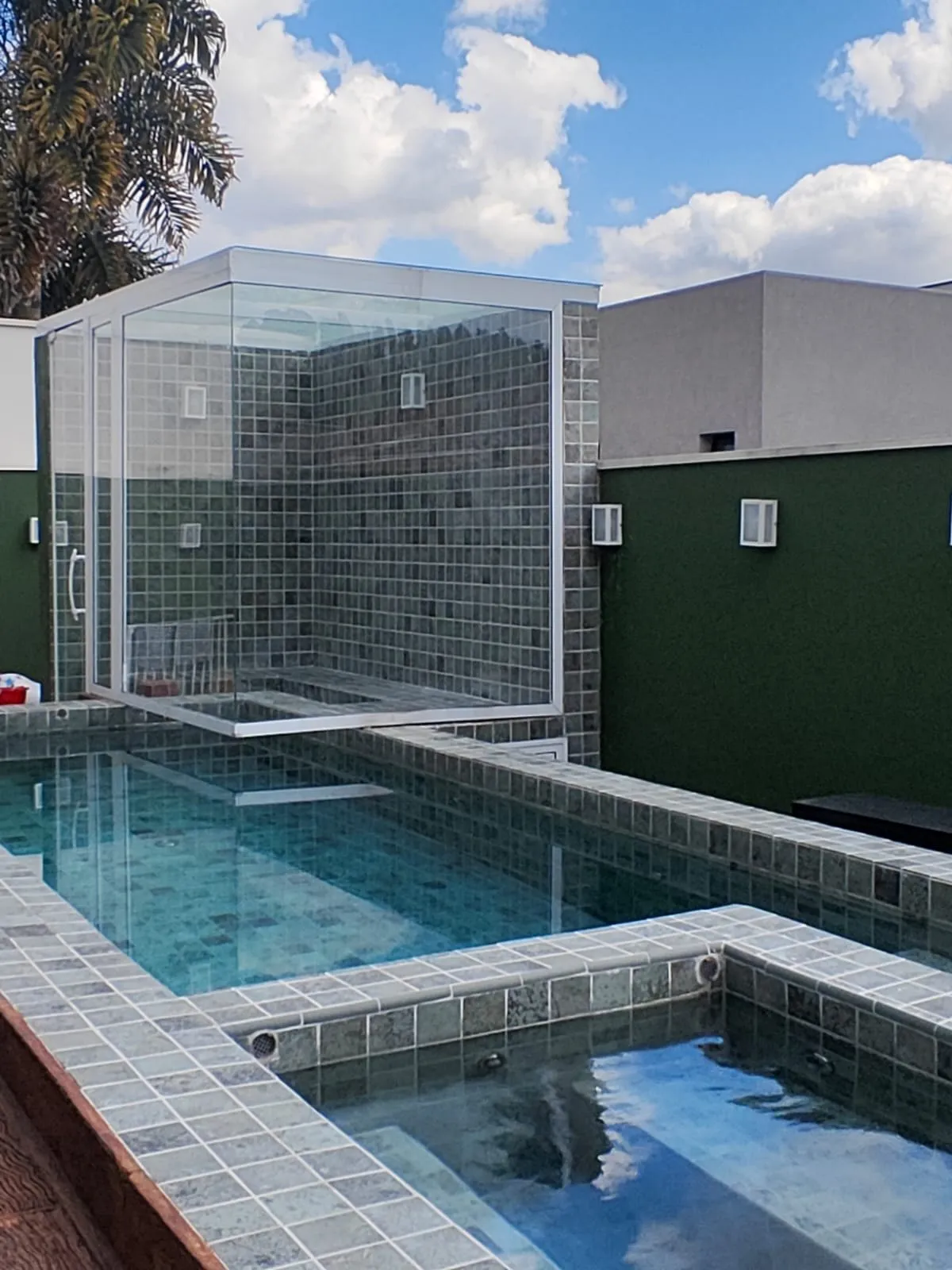 Spa e piscina vistos de cima com o box de vidro