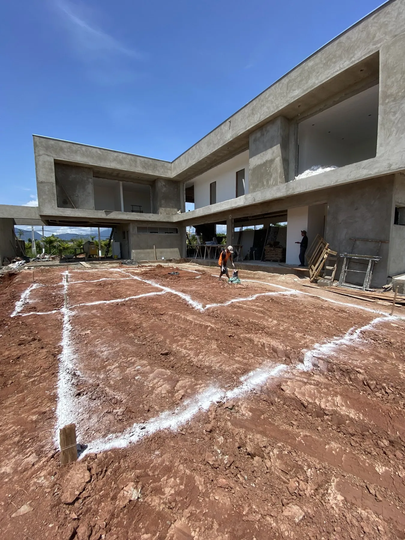 Terreno com a marcação da piscina feita em cal