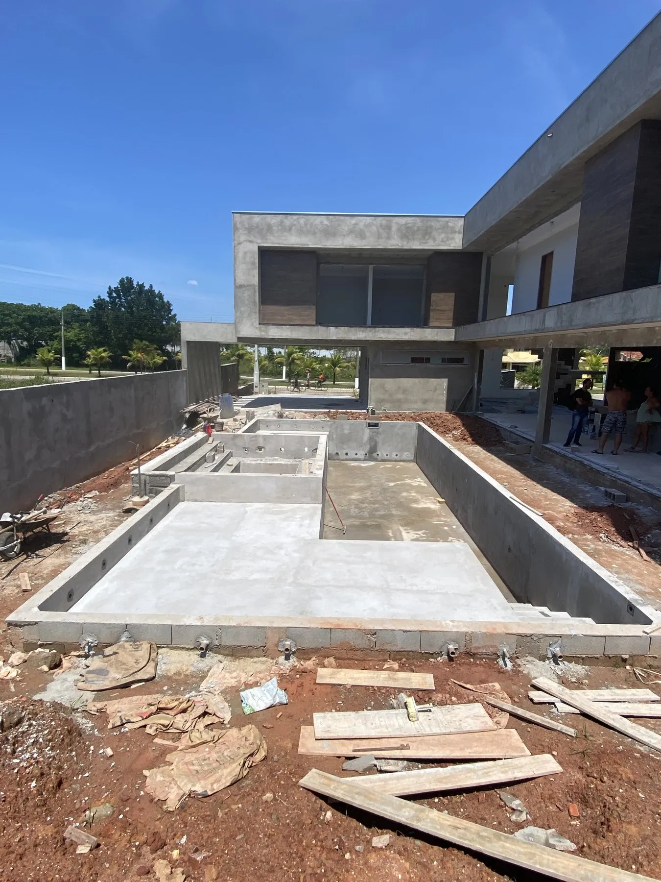 Estrutura de concreto da piscina com o spa