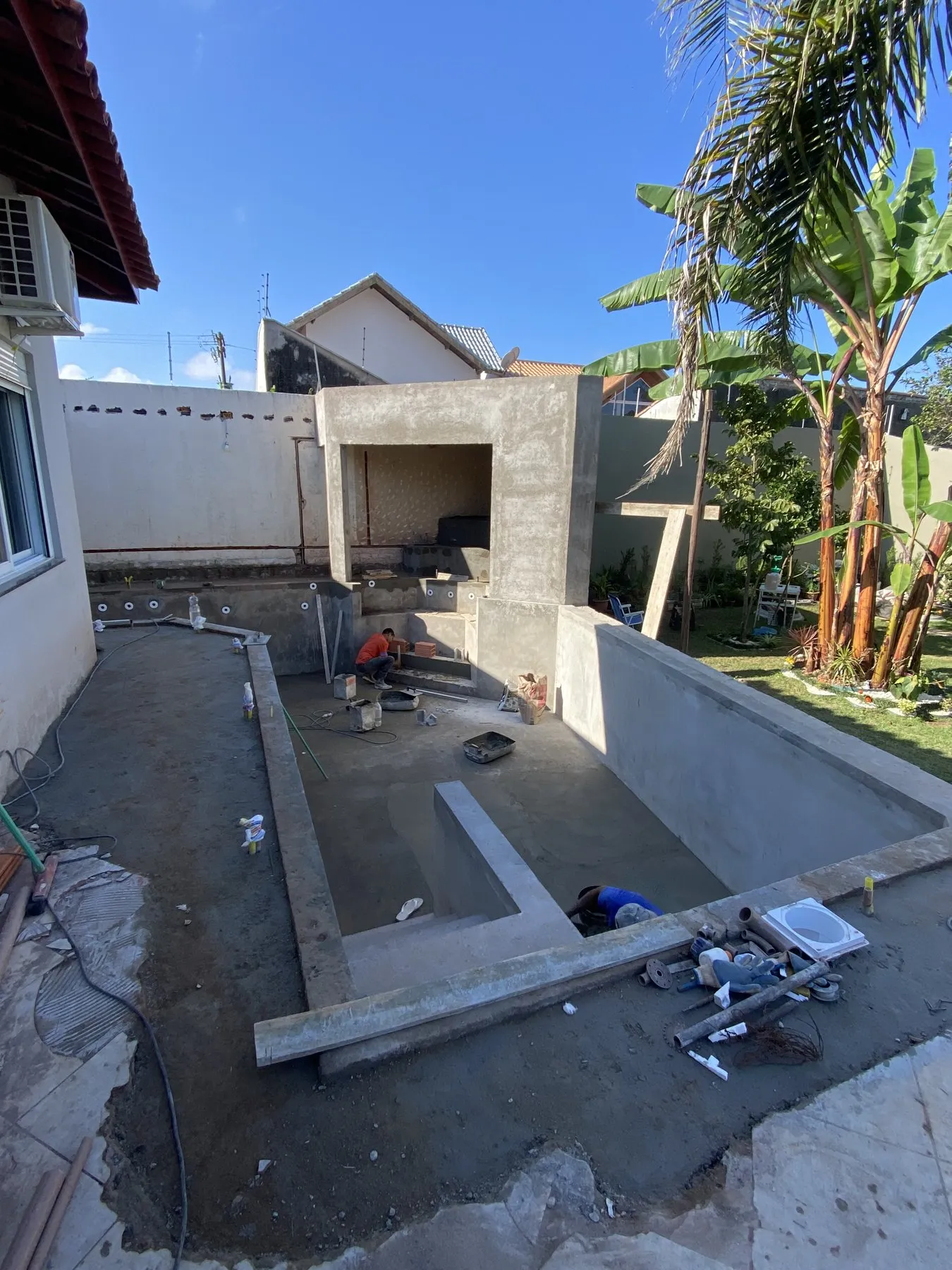 Estrutura da piscina em construção no quintal